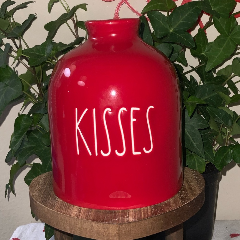 Rae Dunn KISSES Flower Vase